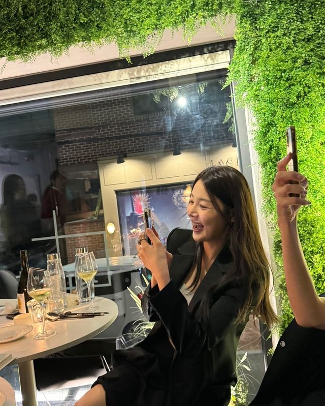 심플하지만 세련된 블랙 롱코트로 완성한 한지혜의 데일리룩/사진=한지혜 인스타그램