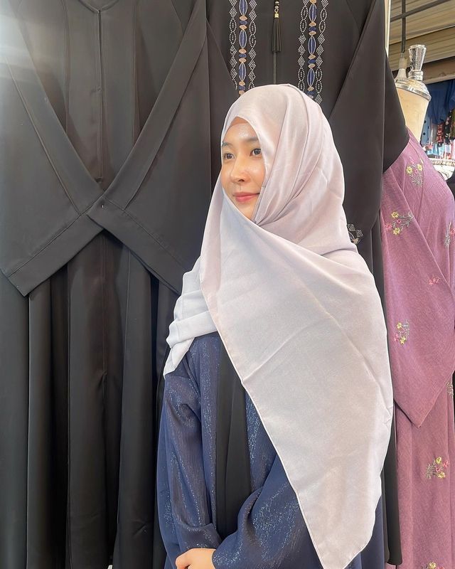 라벤더 컬러 히잡을 착용한 권유리, 단아한 매력과 신비로운 분위기로 또 다른 매력을 발산한다/사진=권유리 인스타그램