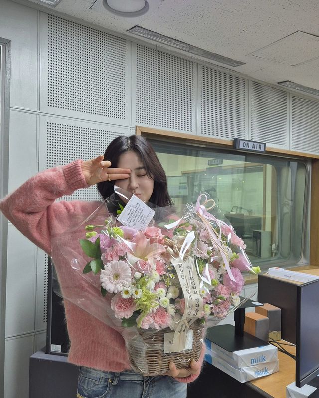 감성 충만 핑크빛 꽃바구니와 함께한 최강희, 영화음악 1주년을 맞이한 따뜻한 순간/사진=최강희 인스타그램