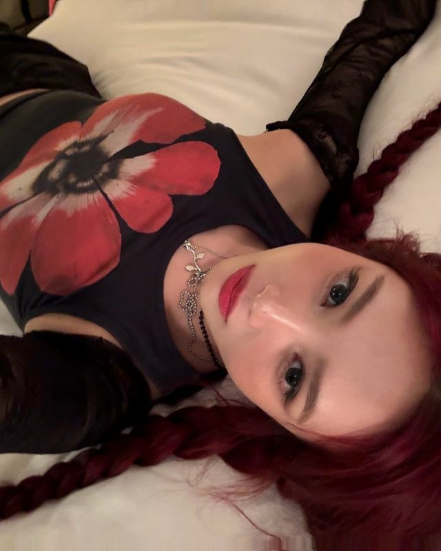 레드 헤어와 매치한 플라워 크롭 탑, 러블리하면서도 시크한 무드/사진=레드벨벳 조이 인스타그램