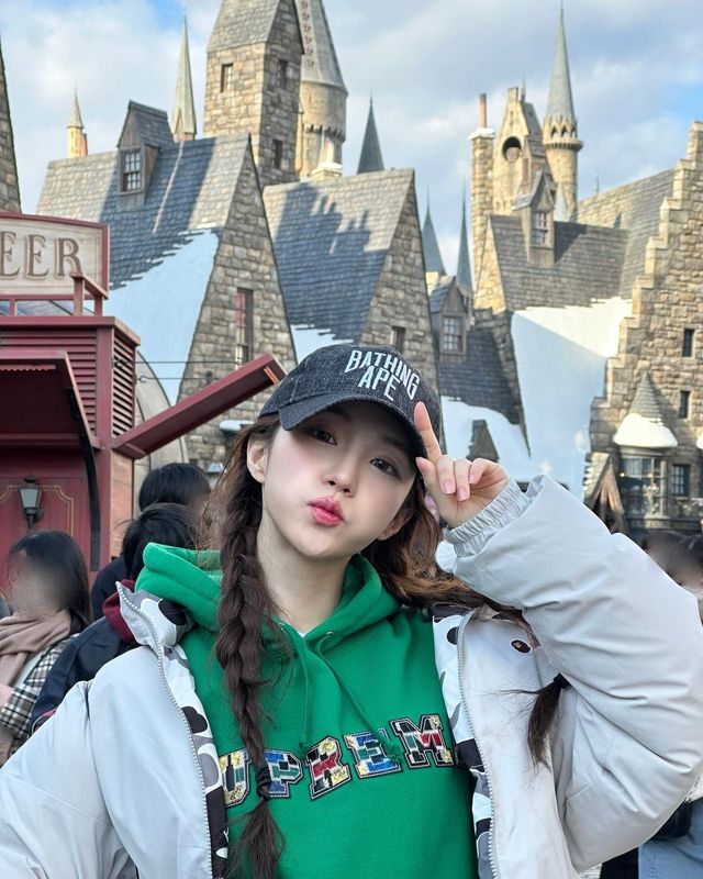 상큼한 그린 후드티와 양갈래 헤어로 완성한 나나의 귀여운 매력/사진=우아 인스타그램