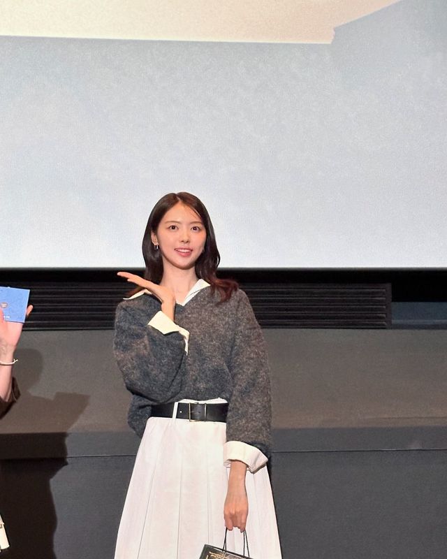 화이트와 그레이의 청순한 조화, 임나영의 데일리 룩/사진=임나영 인스타그램