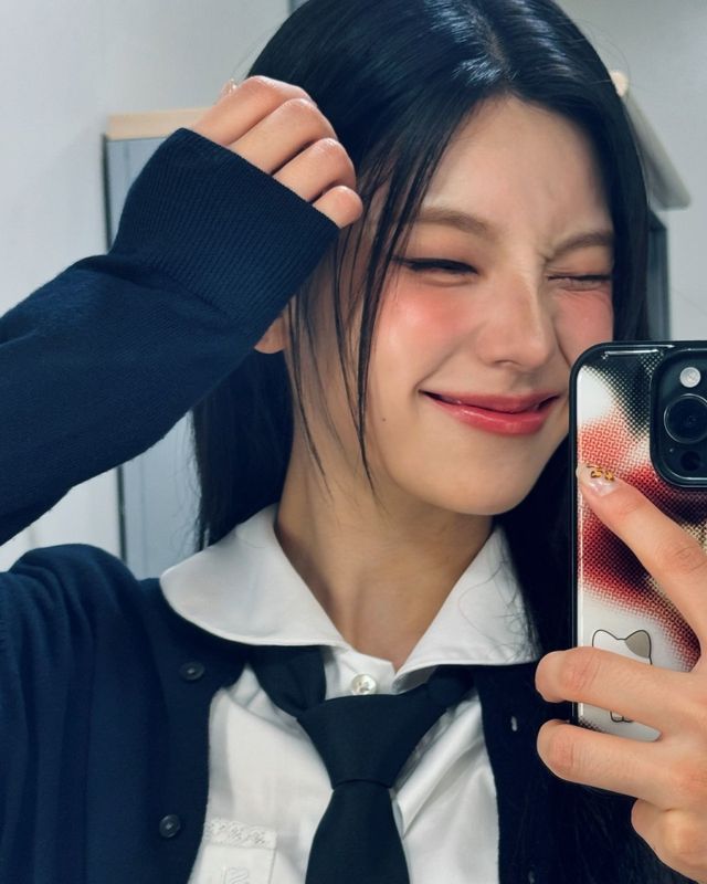 예지의 각선미 돋보이는 스쿨룩, 시크한 매력 발산@yezyizhere