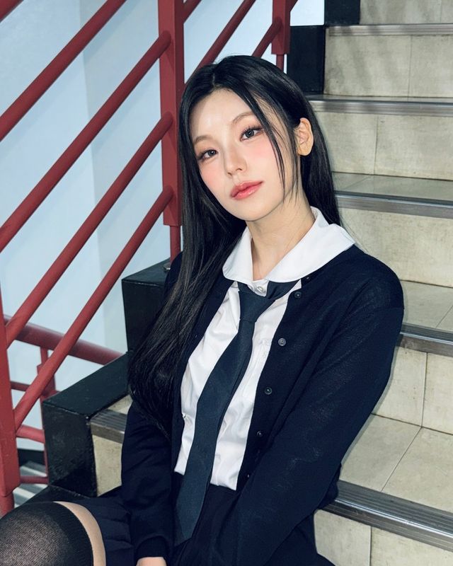 네이비 재킷과 니하이 양말로 완성한 청순+세련美@yezyizhere