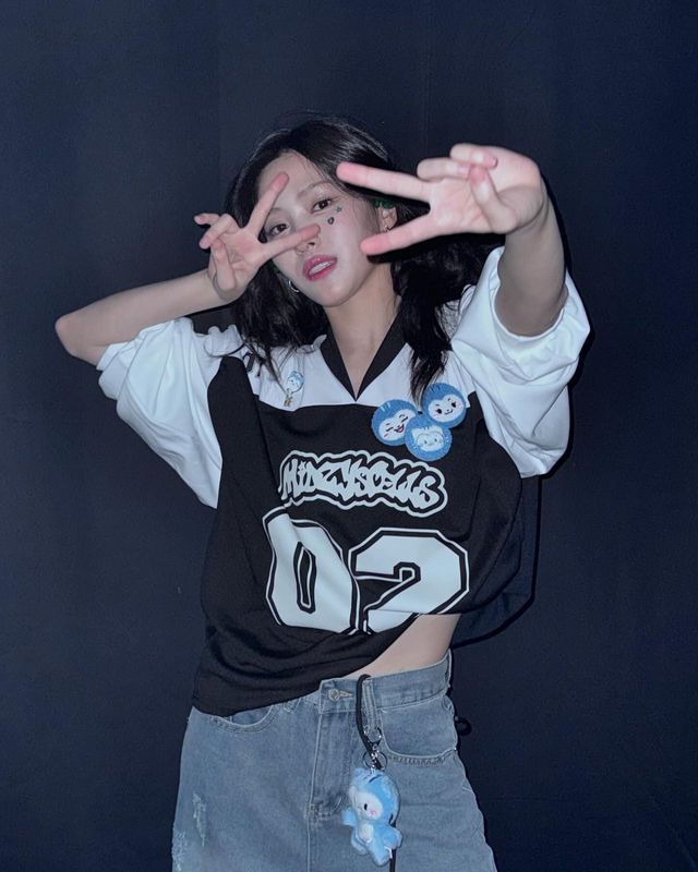 류진, 캐주얼한 티셔츠와 데님 스커트로 완성한 꾸안꾸 룩/사진=류진 인스타그램