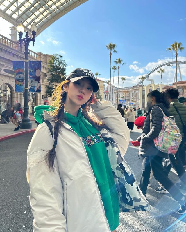 편안하면서도 트렌디한 나나의 패션 아이템 조합!"/사진=우아 인스타그램