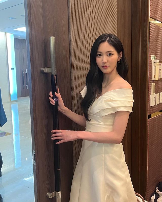 권은빈, 순백의 드레스로 완성한 우아한 자태"@superb_ean