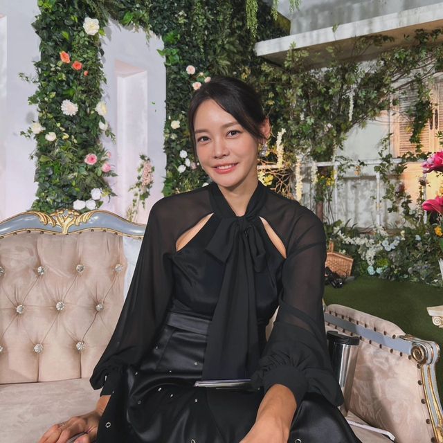 강인함과 부드러움이 공존하는 안현모의 세련된 패션 감각/사진=안현모 인스타그램