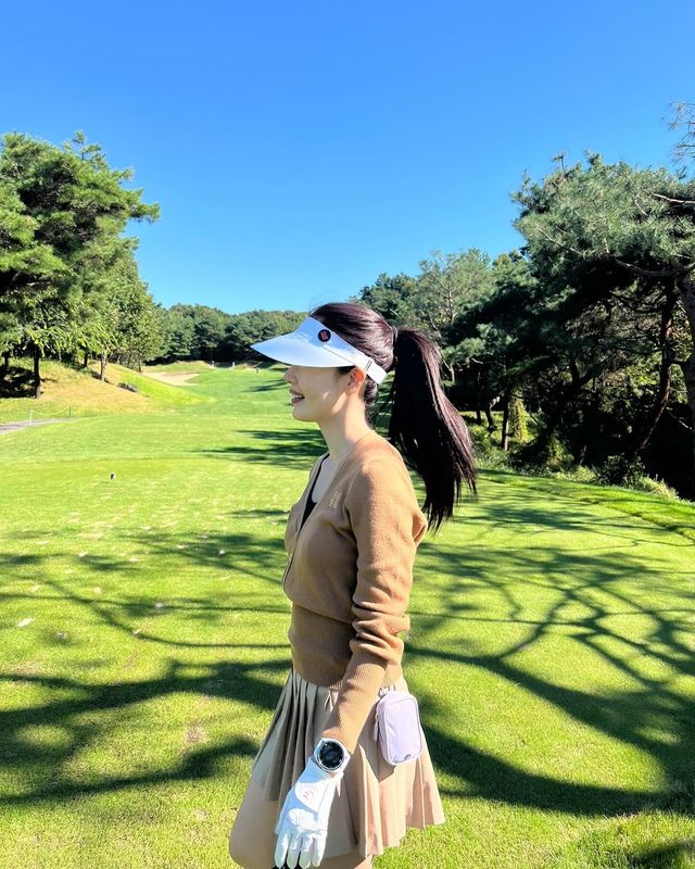 가을 햇살 아래 골프 필드에서 빛나는 한선화의 캐주얼한 필드룩@shhdaily