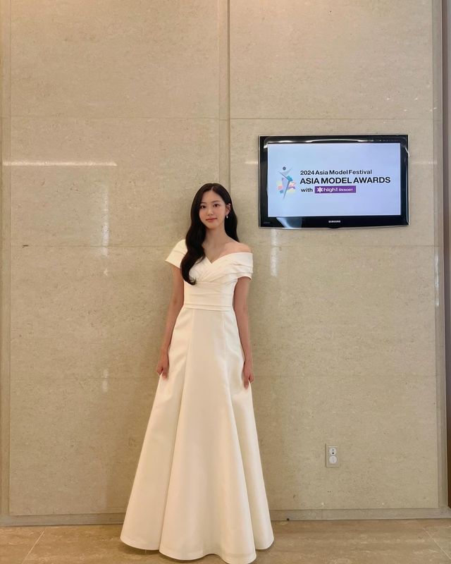 미니멀한 스타일로 청초한 아름다움 강조한 권은빈@superb_ean