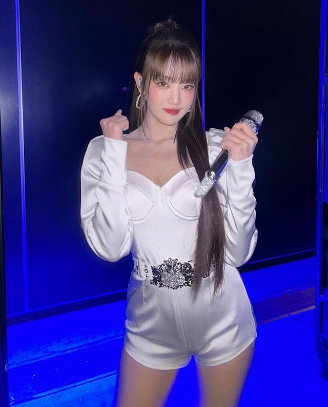 청순함과 섹시함을 동시에…화이트 점프수트로 무대를 빛내는 민니/사진=민니 인스타그램