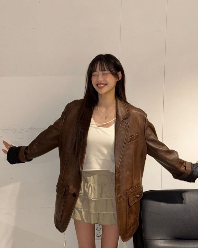 빈티지 레더 재킷과 러플 스커트로 완성한 세련미/사진=츄 인스타그램