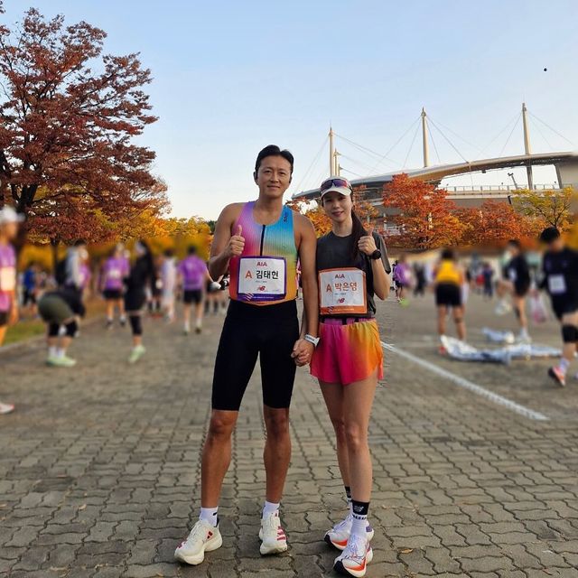 시원한 가을 하늘 아래, 스타일리시한 러닝룩으로 시선을 사로잡는 진태현과 박시은@taihyunzin