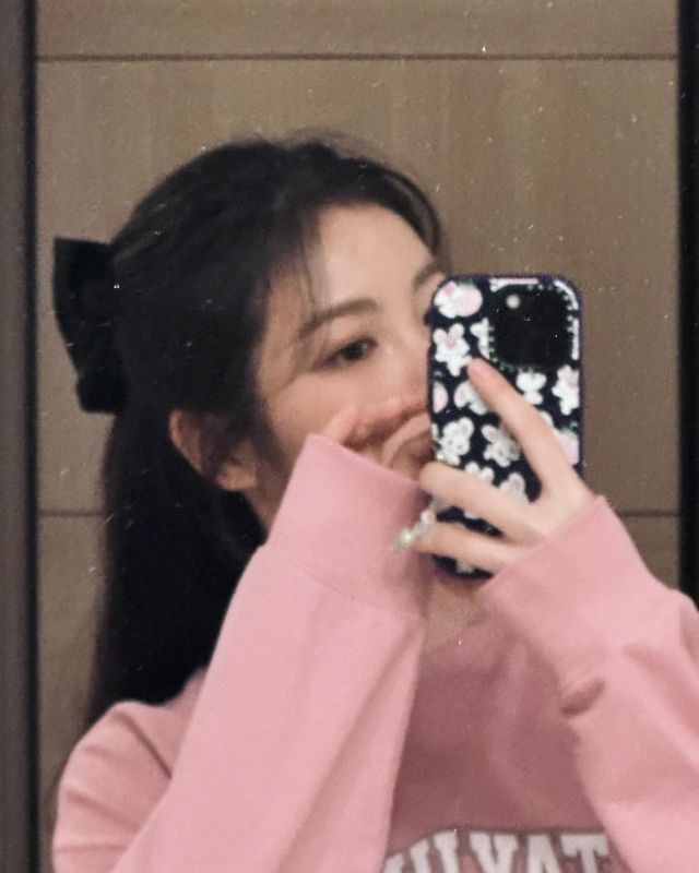 화사한 핑크 스웨트셔츠로 포근함을 더한 신예은 /사진=신예은 인스타그램