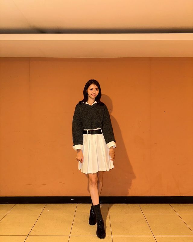 세련미 가득한 플리츠 스커트 룩으로 매력 발산 중/사진=임나영 인스타그램