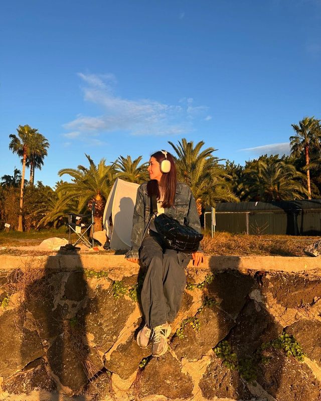 빈티지 데님과 헤드폰의 매력적인 조화, 김빈우의 캠핑룩/사진=김빈우 인스타그램