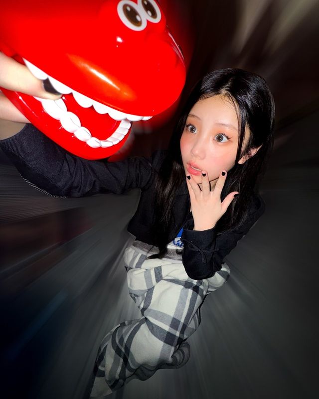 깜짝 놀란 표정과 개성 넘치는 캐주얼 룩/사진=아일릿 공식 인스타그램