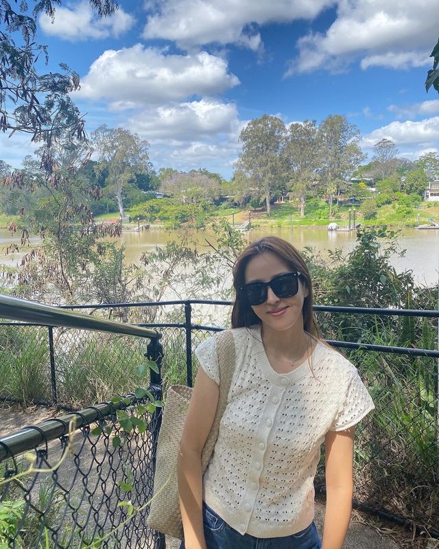 아이보리 니트와 데님으로 완성한 한혜진의 내추럴한 여행룩@underhiswings2016