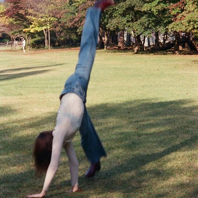 청바지와 니트로 편안하면서도 스타일리시한 일상 패션을 연출한 안젤리나/사진=안젤리나 다닐로바 인스타그램