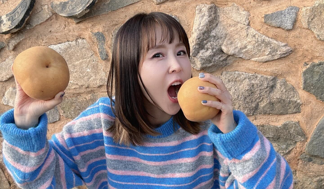 신지, 일상 속 소소한 행복…환한 미소가 돋보이는 나주배 포즈@shinjijidaeng