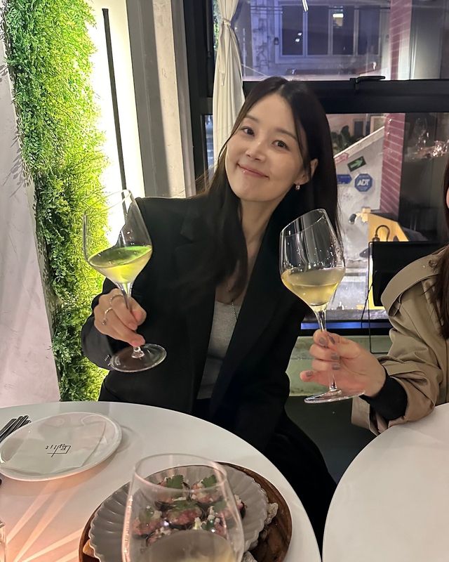 우아한 분위기를 더하는 한지혜의 자연스러운 생머리 스타일/사진=한지혜 인스타그램