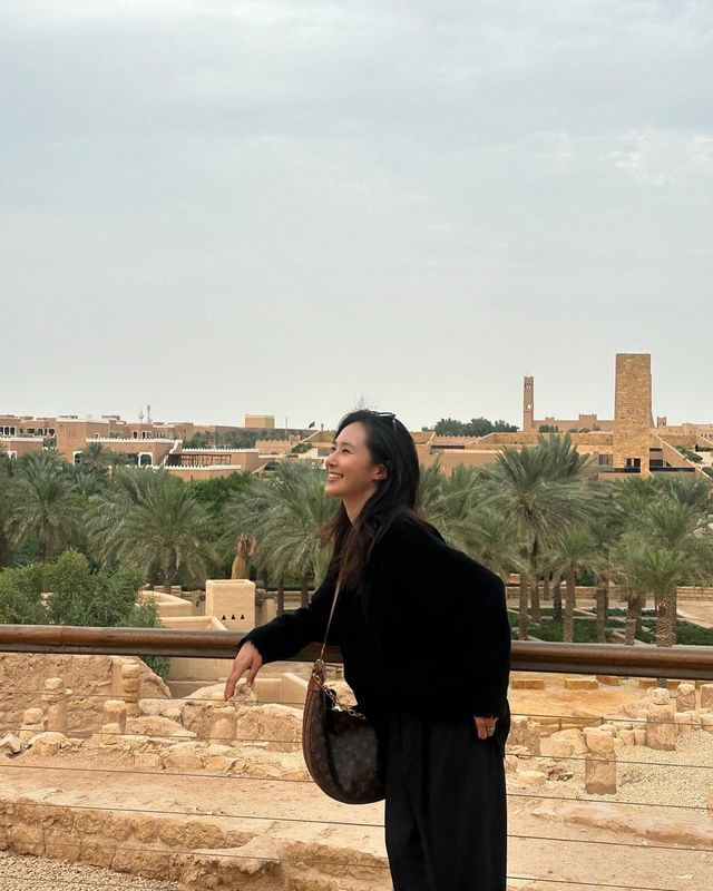 사막을 배경으로 여유롭게 포즈를 취하는 권유리, 블랙 톤으로 연출한 세련된 스타일링이 돋보인다/사진=권유리 인스타그램