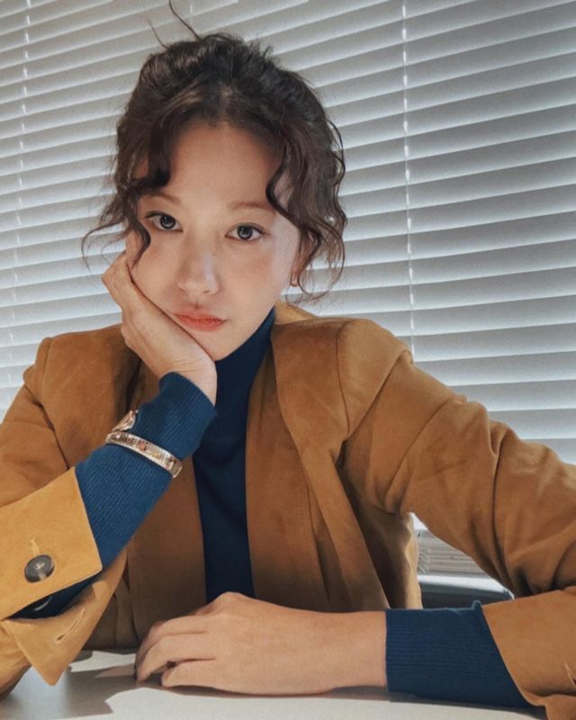 뽀글머리와 카멜 자켓의 조화로 따뜻한 겨울 느낌을 더한 유인영/@country_min