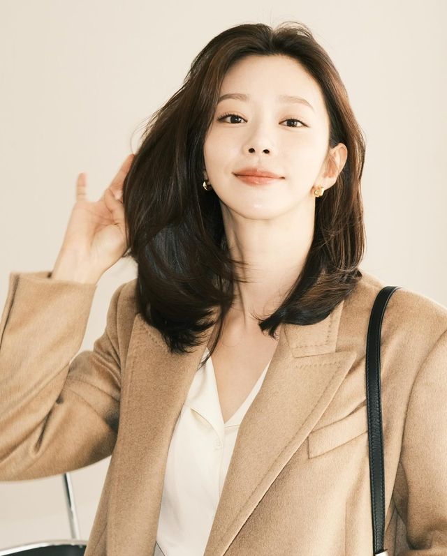 이주빈의 블레이저와 데님 매치, 편안하면서도 고급스러운 무드/사진=이주빈 인스타그램