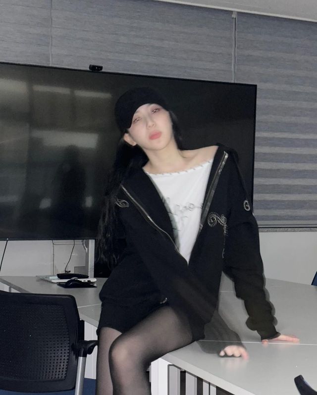 화이트 운동화와 레그 워머로 완성한 레트로 무드@chaestival