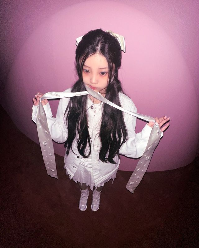 우아한 리본과 소녀스러운 스타일링으로 완성된 동화 속 주인공/사진=아일릿 공식 인스타그램