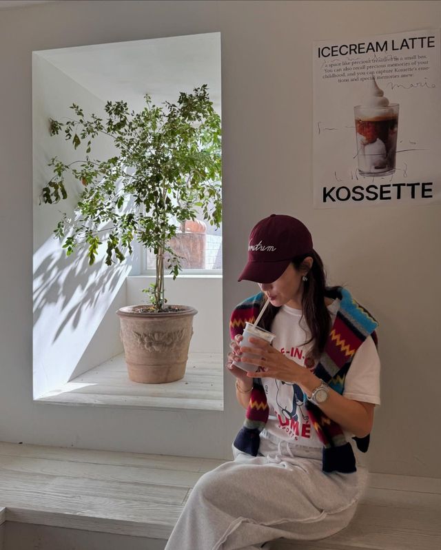 왕빛나, 레트로 니트와 볼캡으로 완성한 편안한 일상룩/사진=왕빛나 인스타그램