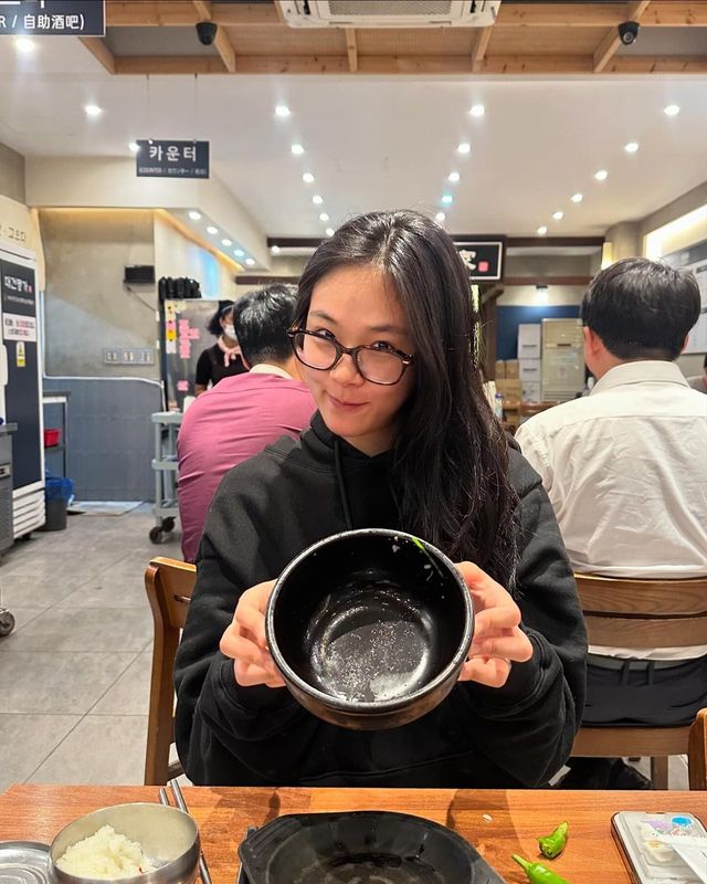 뚝배기까지 비우며 매력 발산 중…비비의 편안한 일상 패션/사진=비비 인스타그램