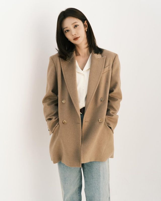 가을 감성 가득한 블레이저와 청바지로 완성한 이주빈의 세련된 스타일링/사진=이주빈 인스타그램