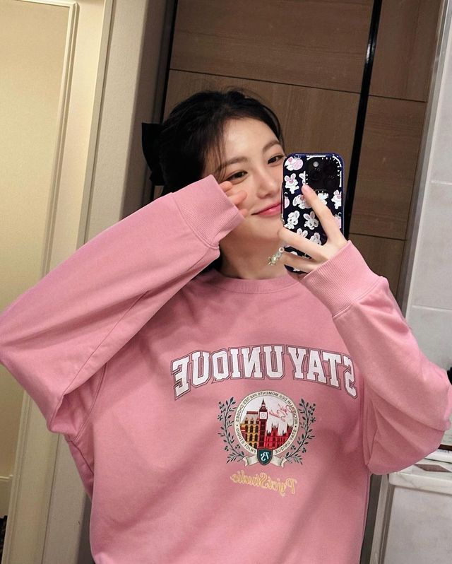 사랑스러운 미소로 설렘을 유발하는 신예은의 여친룩/사진=신예은 인스타그램