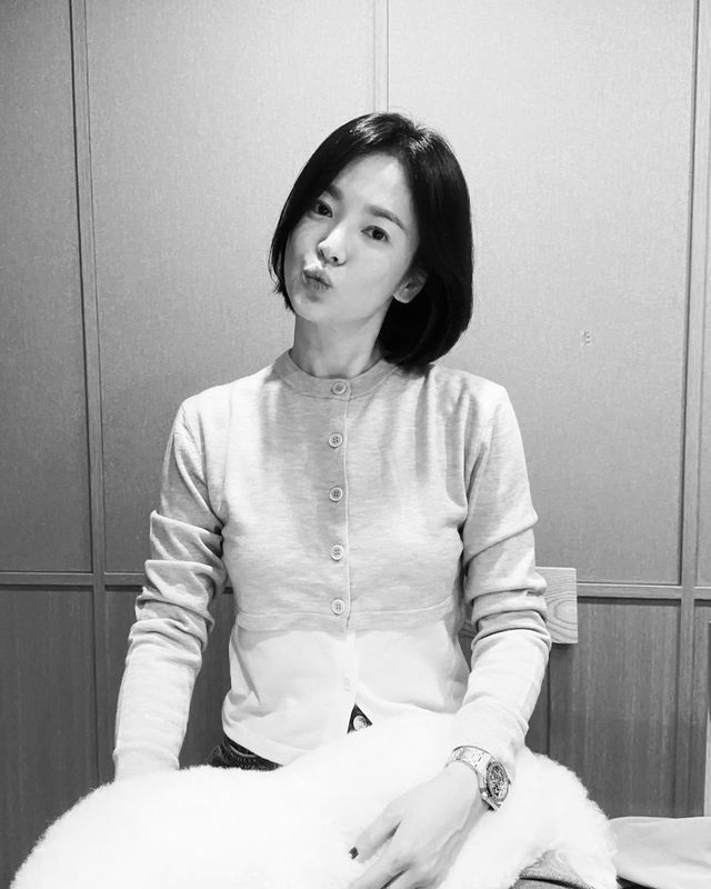 단발과 파스텔 컬러의 조화, 송혜교가 선보이는 우아한 데일리 패션/사진=송혜교 인스타그램