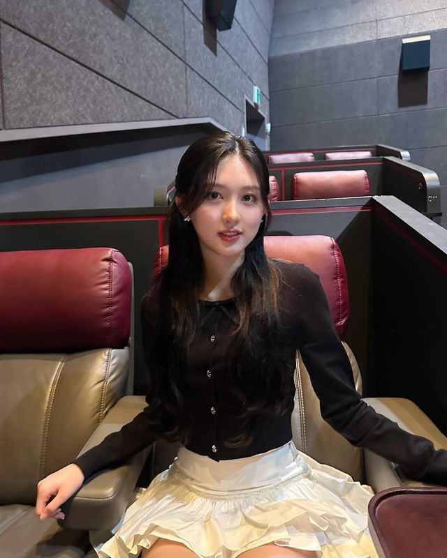 차분하면서도 매혹적인 가을의 시크한 포즈/사진=가을 인스타그램