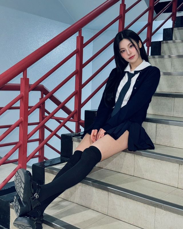 완벽한 다리 길이로 팬들의 시선 집중, 교복 패션의 아이콘@yezyizhere