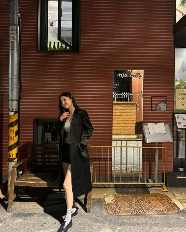 흰 양말과 로퍼로 포인트를 더한 한지혜의 스타일링/사진=한지혜 인스타그램