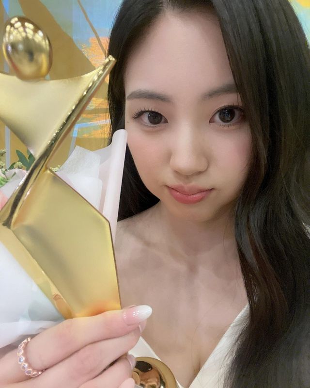 어깨 라인이 돋보이는 드레스와 권은빈의 미모 조화@superb_ean