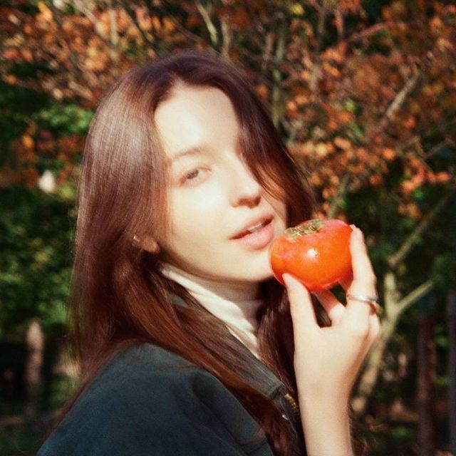 자연 속에서 힐링하는 안젤리나, 심플한 스타일로 완성한 주말 룩/사진=안젤리나 다닐로바 인스타그램