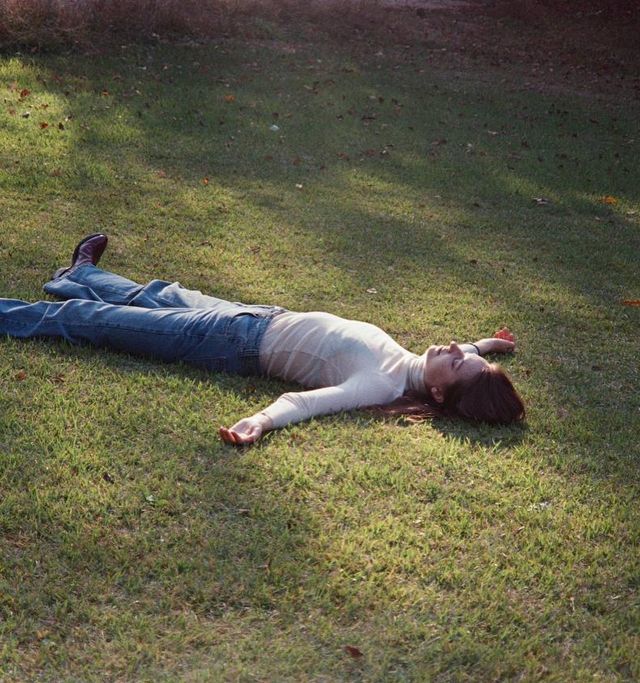 잔디 위에서 편안하게 누워 있는 안젤리나 다닐로바, 여유로운 일요일의 순간/사진=안젤리나 다닐로바 인스타그램