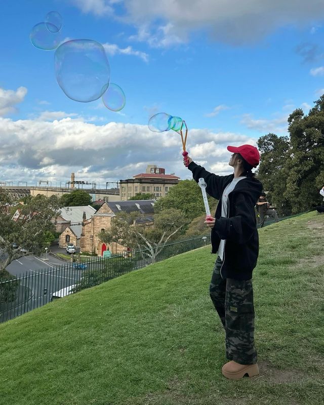 레드 캡과 카모 팬츠로 완성한 스타일리시한 스트리트 룩/사진=우기 인스타그램