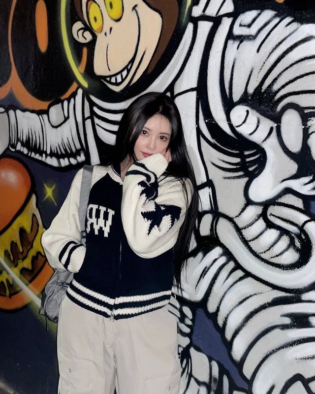 블랙 앤 화이트 배색으로 완성한 큐리의 세련된 스트릿 룩/사진=큐리 인스타그램