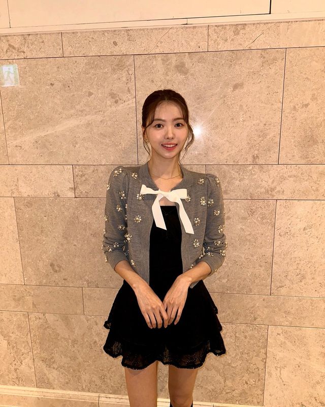 청순미 물씬, 임나영의 리본 포인트 초미니 룩/사진=임나영 인스타그램