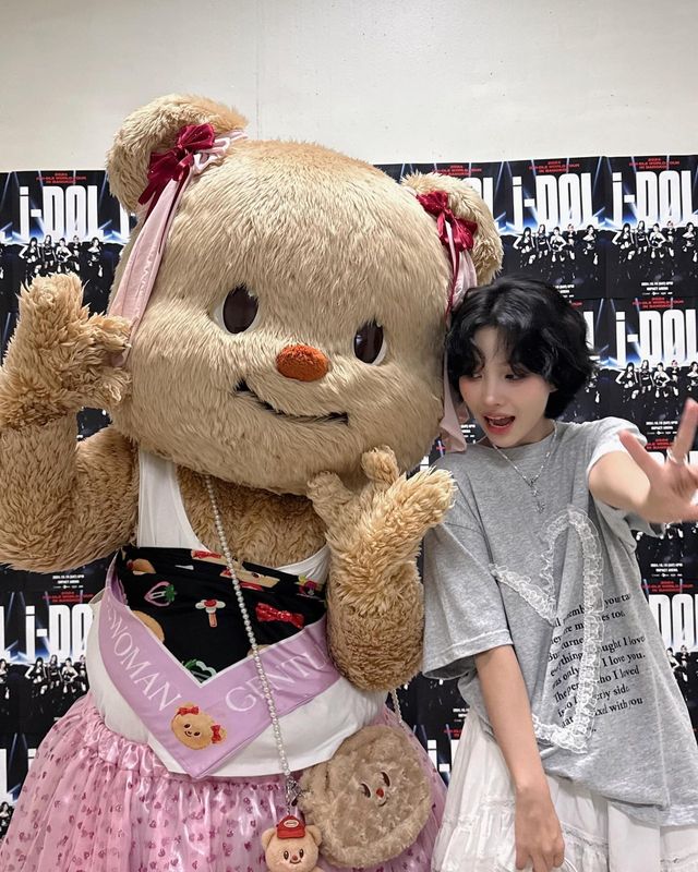 인형과 함께한 전소연, '심쿵'을 유발하는 귀여운 포즈/사진=전소연 인스타그램