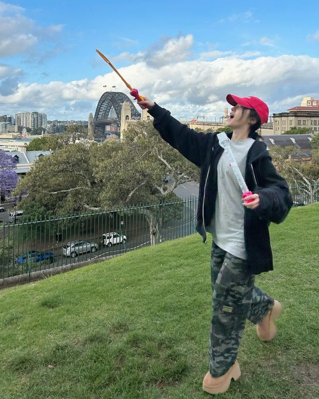 비눗방울로 여유를 즐기며, 시드니에서 빛나는 우기의 미소/사진=우기 인스타그램