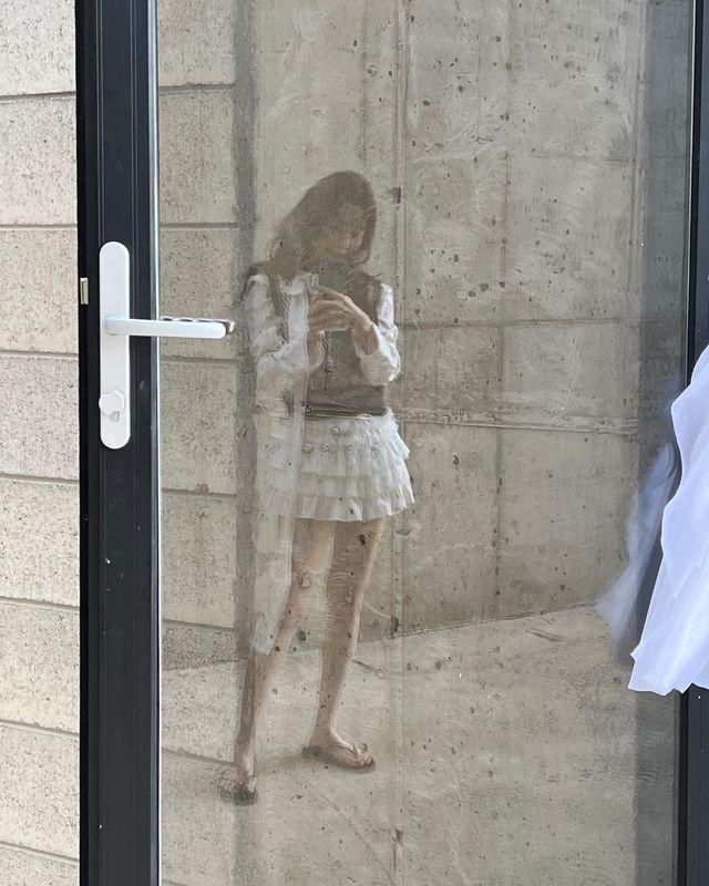 거울 속 반영된 가을 감성, 캐주얼한 매력 돋보이는 아이린/사진=레드벨벳 아이린 인스타그램