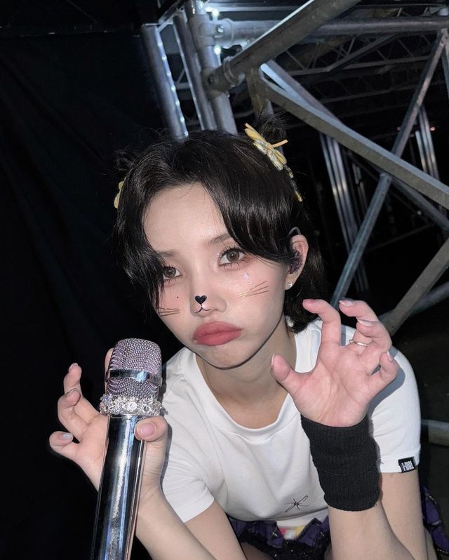 냥냥 포즈의 전소연, 고양이 수염으로 '캣 걸' 매력 발산/사진=전소연 인스타그램