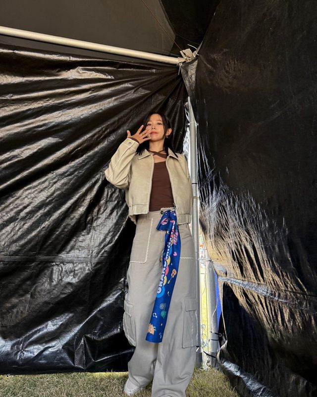 길게 늘어뜨린 스카프로 스타일링 포인트를 더한 흰/사진=가수 흰 인스타그램