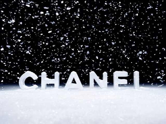 샤넬, 아이코닉한 눈꽃 속에서 스케이트를 즐기는 특별한 순간 선사/사진=샤넬